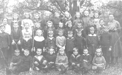 1002429 Groepsportret van leerlingen en onderwijzers van de School met den Bijbel te Vreeswijk. Met v.l.n.r. 1 juffrouw ...